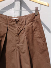 Load image into Gallery viewer, YMC Escape Shorts - Brown - front closeup detail of waist, pleats, pockets

